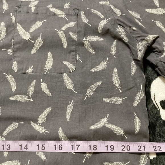 HOWE Dark grey white feather print short-sleeve button-down shirt MEDIUM LARGE - Picture 7 of 12